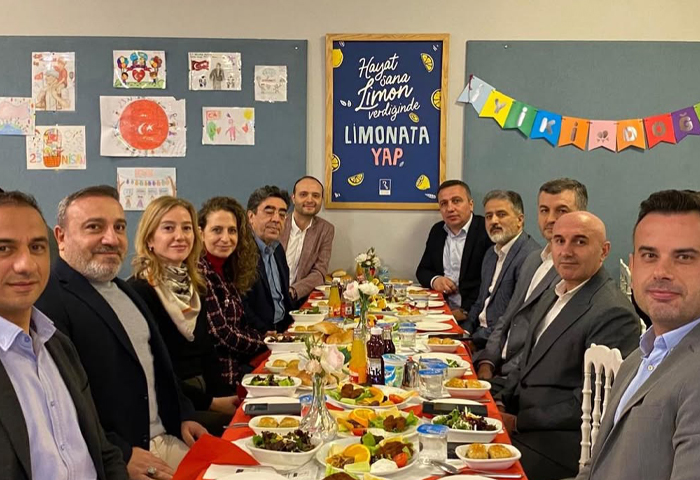 Genel Ba�kan�m�z G�lpolat, Donuk F�r�nc�l�k�ta Emek�ilerle Ayn� Sofrada Bulu�tu