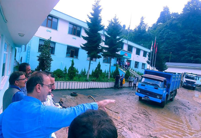 Rize ube Bakanmz sel felaketinden etkilenen Ambarlk ay Fabrikasn ziyaret etti