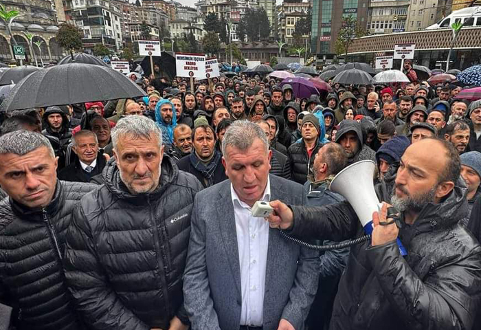 Mevsimlik ii olarak alan binlerce aykur iisi Rize'de kadro talebiyle meydana indi