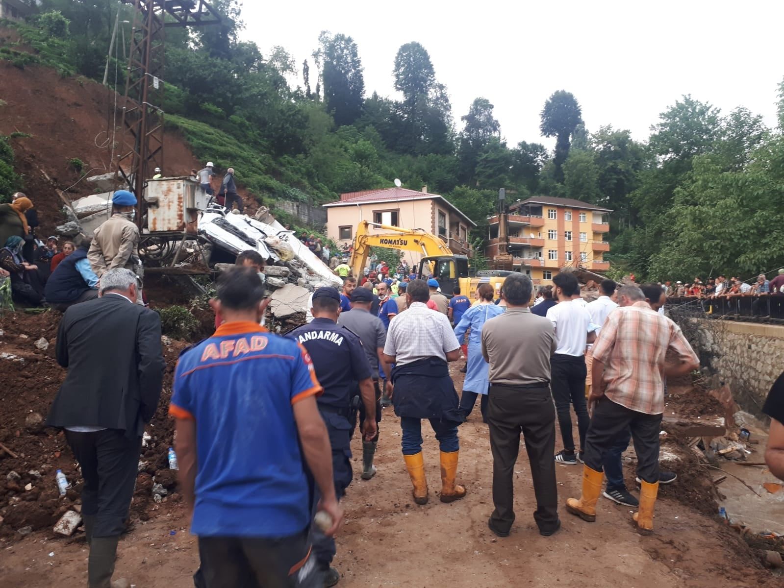 Rize ube Bakanmz Bursal, sel felaketinden etkilenen yerleri ziyaret etti