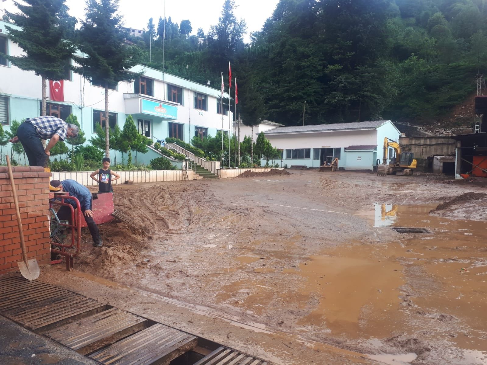 Rize ube Bakanmz Bursal, sel felaketinden etkilenen yerleri ziyaret etti