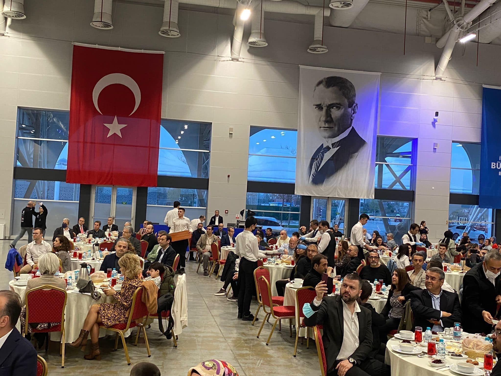 ​stanbul Bykehir Belediyesi alanlar ve aileleri iftar programnda bulutu