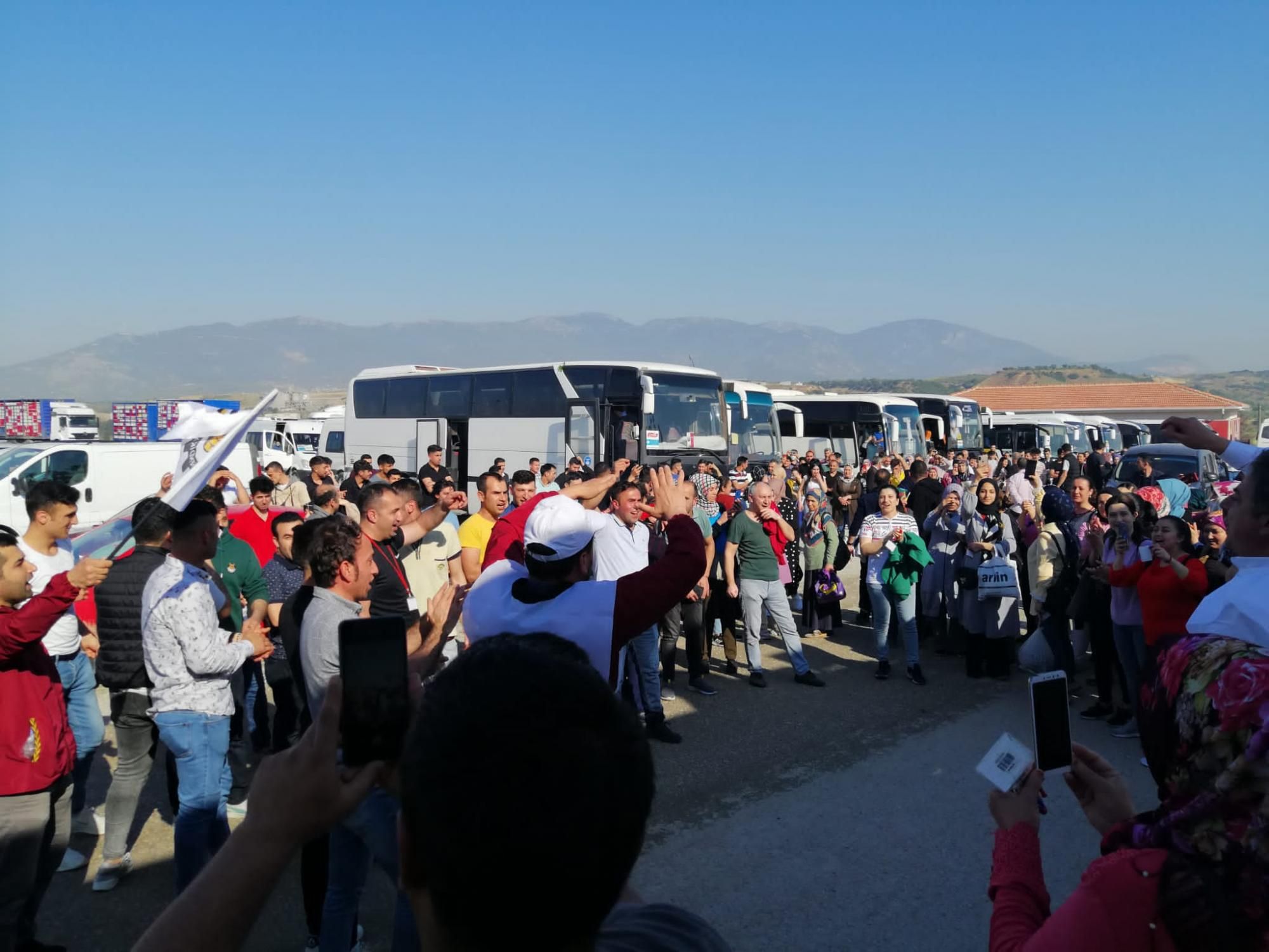 Abalolu Lezitada alan yemiz iilerin fabrika nnde yapt oturma eylemi ulusal basnda yer ald