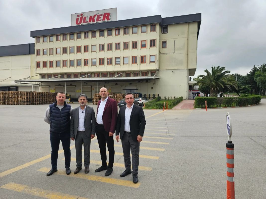 Gülpolat ve Gürsoy Gebze Ülker Bisküvi fabrikasını ziyaret etti
