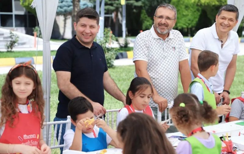 Ankara ube Bakanmz iek, lkerde dzenlenen ocuk Sanat Atlyesi etkinliine katld