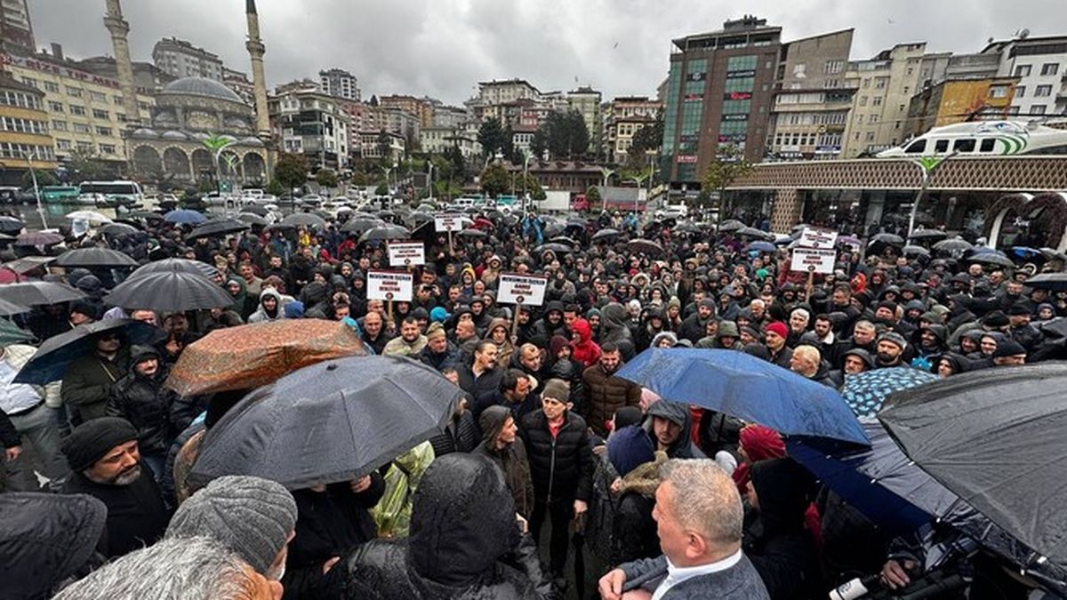 Mevsimlik ii olarak alan binlerce aykur iisi Rize'de kadro talebiyle meydana indi