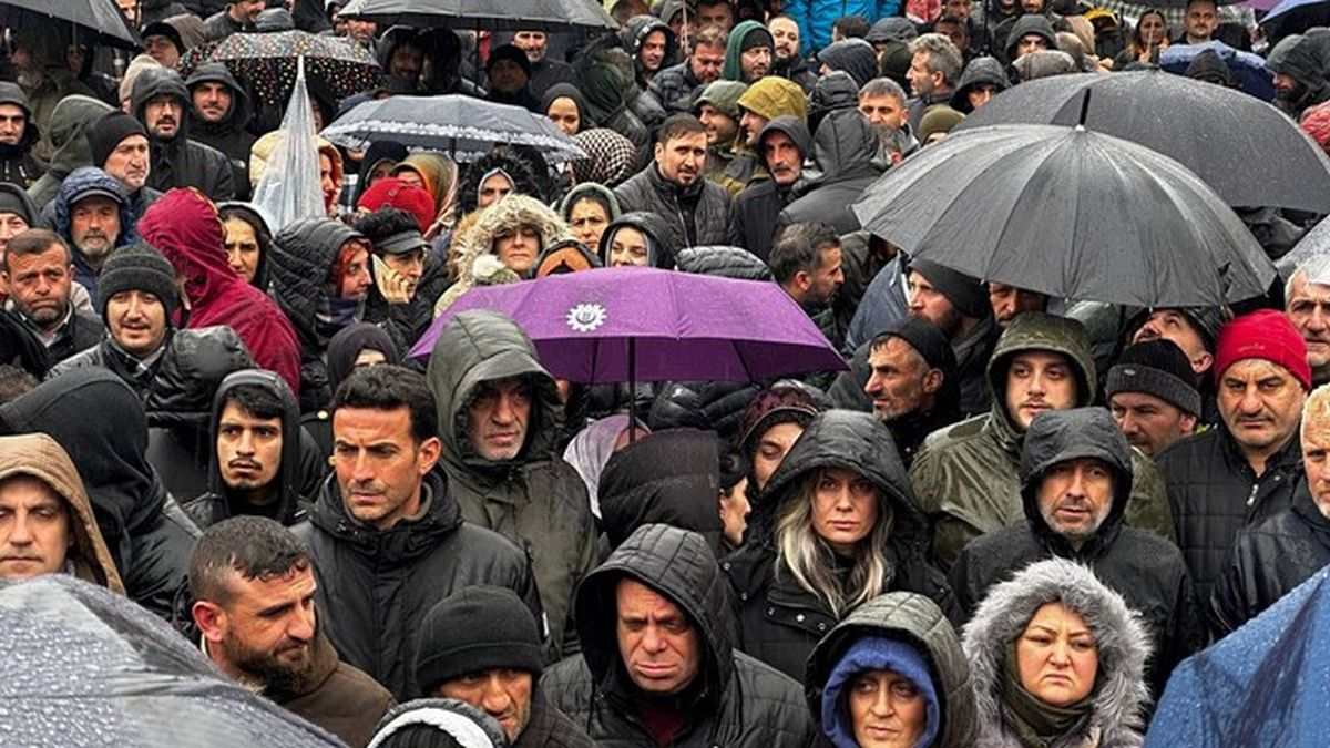 Mevsimlik ii olarak alan binlerce aykur iisi Rize'de kadro talebiyle meydana indi