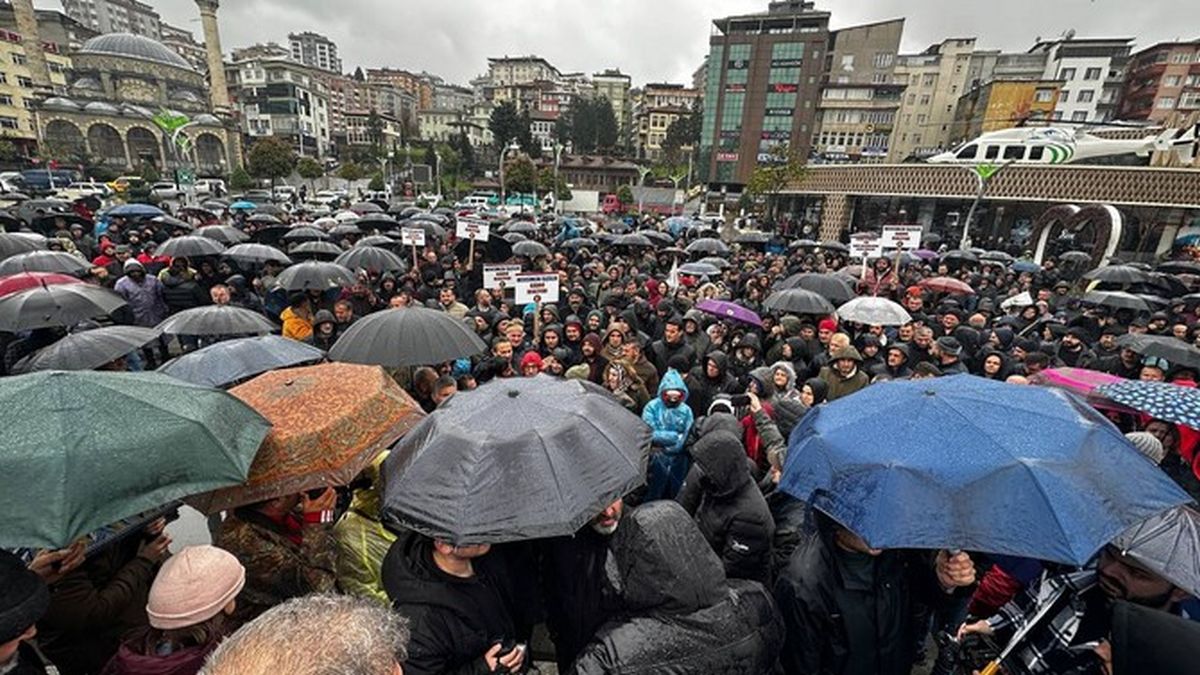 Mevsimlik ii olarak alan binlerce aykur iisi Rize'de kadro talebiyle meydana indi