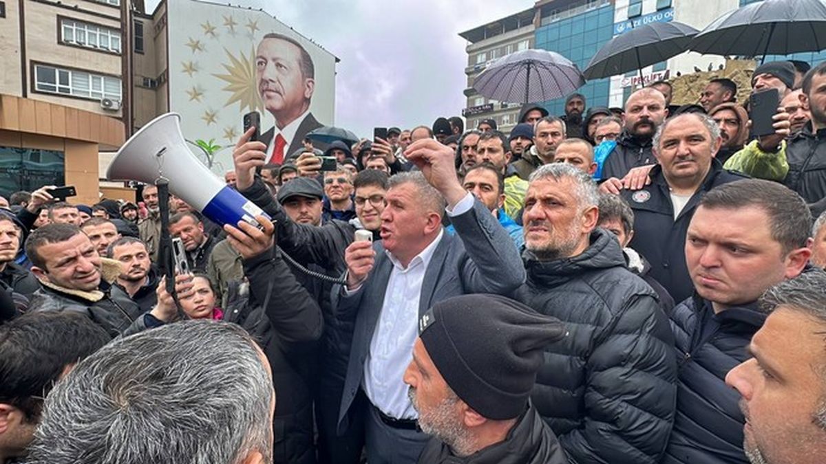 Mevsimlik ii olarak alan binlerce aykur iisi Rize'de kadro talebiyle meydana indi