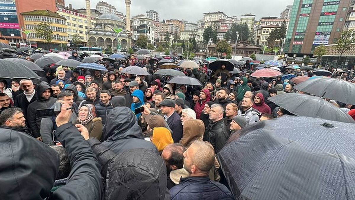 Mevsimlik ii olarak alan binlerce aykur iisi Rize'de kadro talebiyle meydana indi