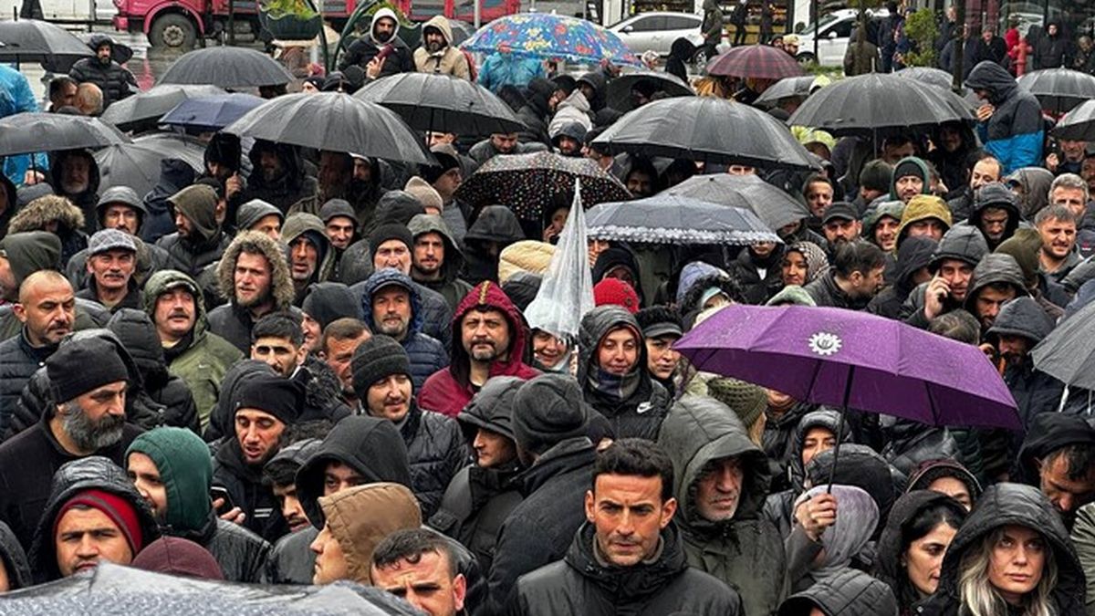 Mevsimlik ii olarak alan binlerce aykur iisi Rize'de kadro talebiyle meydana indi