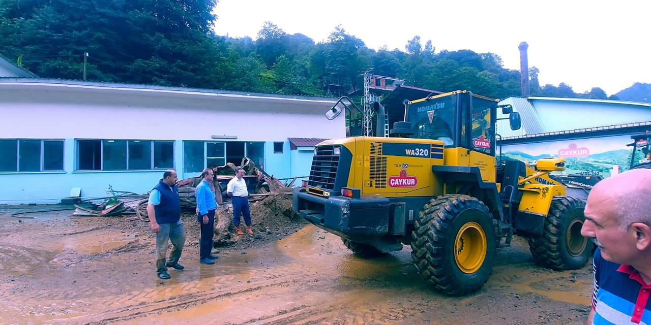 Rize ube Bakanmz sel felaketinden etkilenen Ambarlk ay Fabrikasn ziyaret etti