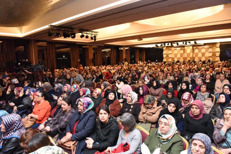 Binlerce Hak- yesi Kadn Ankara'da Bulutu