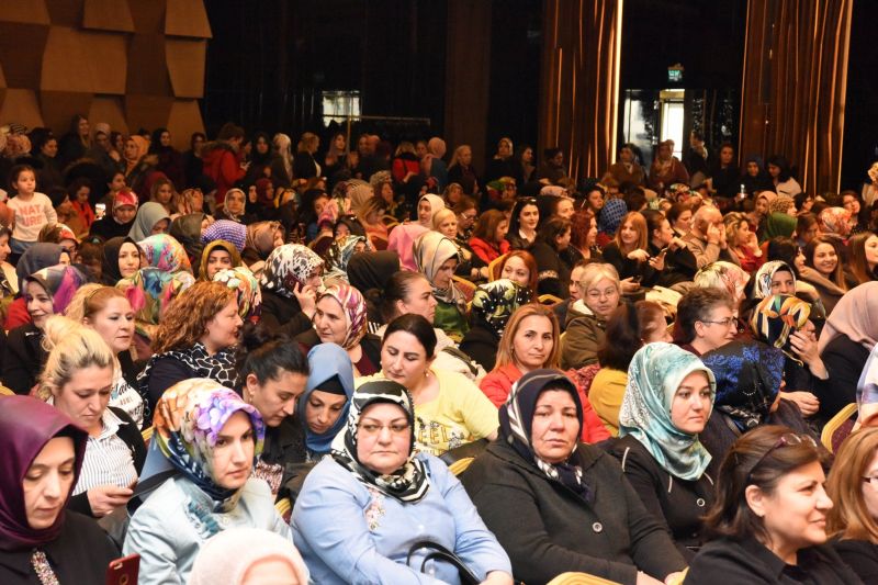 Binlerce Hak- yesi Kadn Ankara'da Bulutu