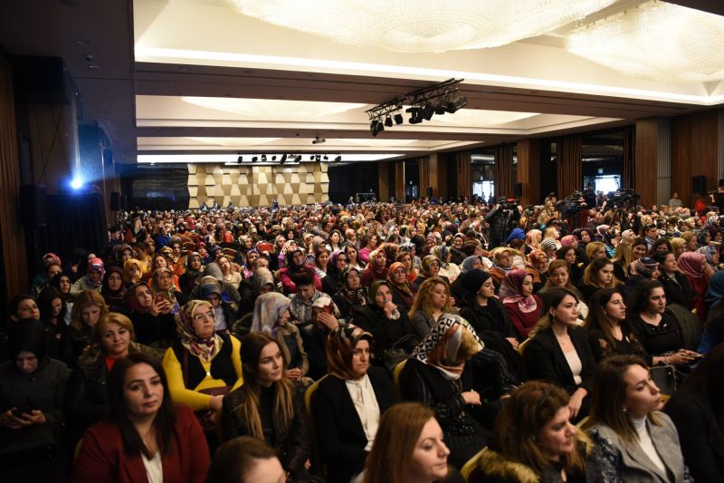 Binlerce Hak- yesi Kadn Ankara'da Bulutu