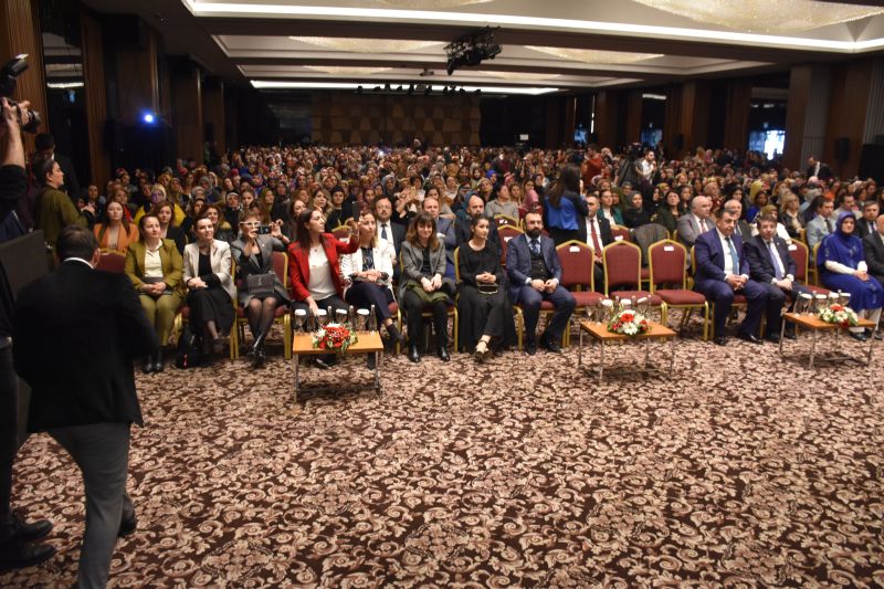 Binlerce Hak- yesi Kadn Ankara'da Bulutu