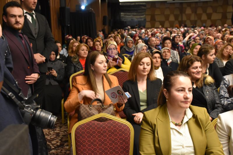 Binlerce Hak- yesi Kadn Ankara'da Bulutu