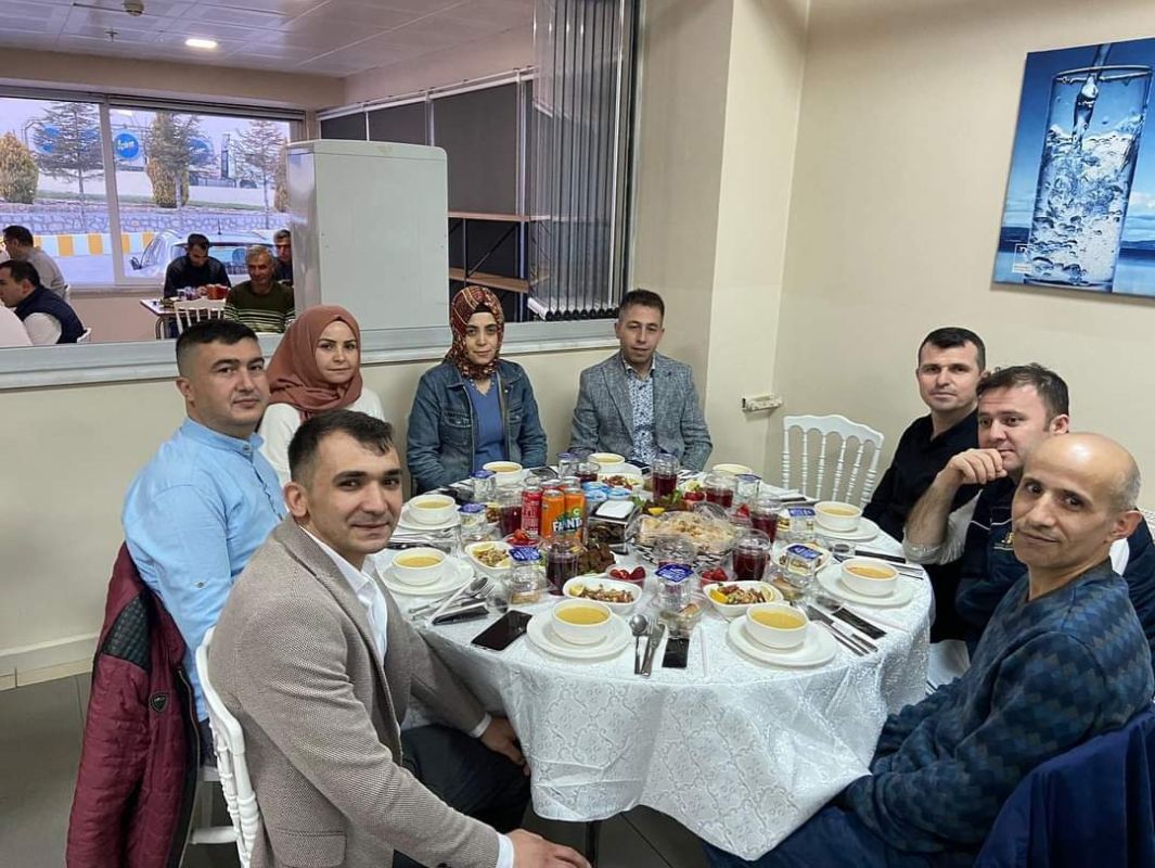 ukutli, Ak Gdann Karamandaki tesisinde iilerle birlikte iftar yapt