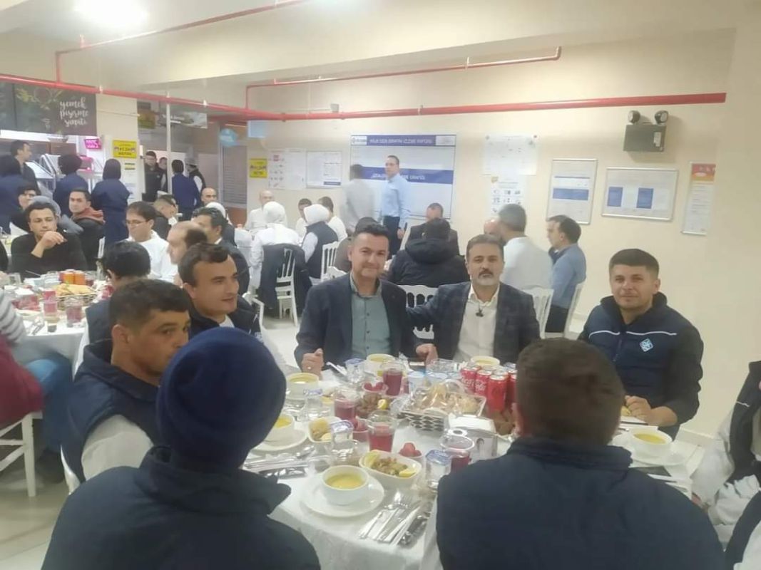 ukutli, Ak Gdann Karamandaki tesisinde iilerle birlikte iftar yapt